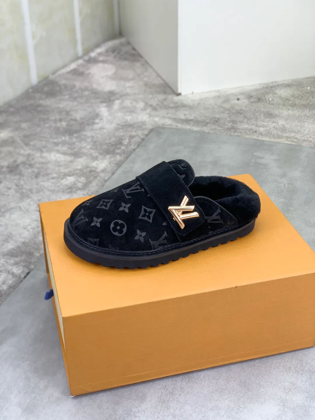 Men's Men's Shoes P480 New Couple Style LV Louis Vuitton L Family Donkey Brand Latest Easy Series Birkenstock Baotou Thick Sole Wool Slippers Sandals Original purchase, development and production This LV Easy sandal is made of suede cow leather, with Monogram pattern to highlight the trendy style. Adjustable straps with illuminated LV letters, flexible insoles and micro outsoles provide a light and comfortable experience. Exquisite packaging at the delivery counter 🛍📦 ▪️Fabric: Original custom imported first-layer cowhide ▪️Inner lining: Original customized warm wool lining ▪️Outsole: Original open-molded rubber foam material ▪️Sole thickness: 4CM ▪️Size: Men and women 35-45